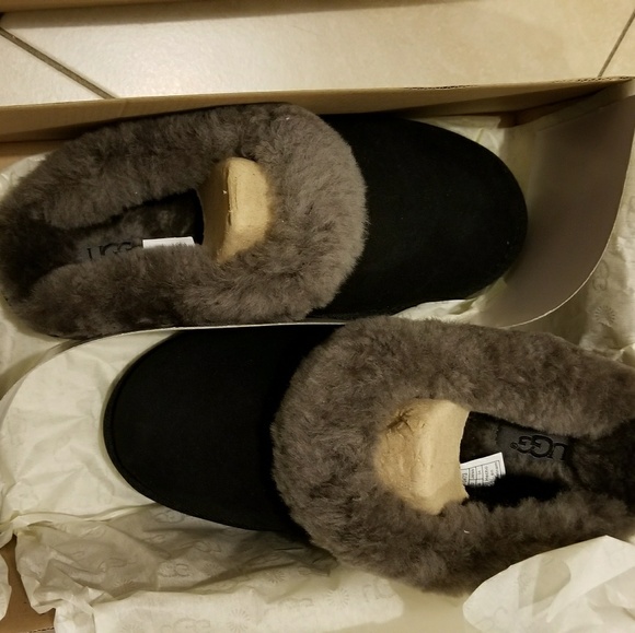 UGG Cluggette Black Sheepskin Slippers Size 7 - Picture 2 of 7
