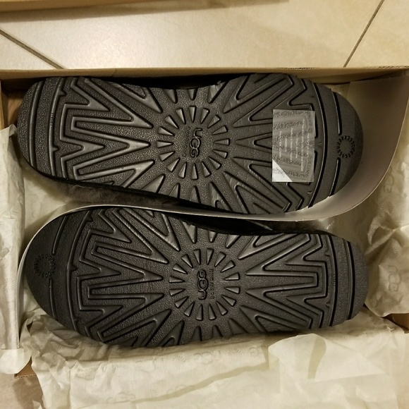 UGG Cluggette Black Sheepskin Slippers Size 7 - Picture 4 of 7