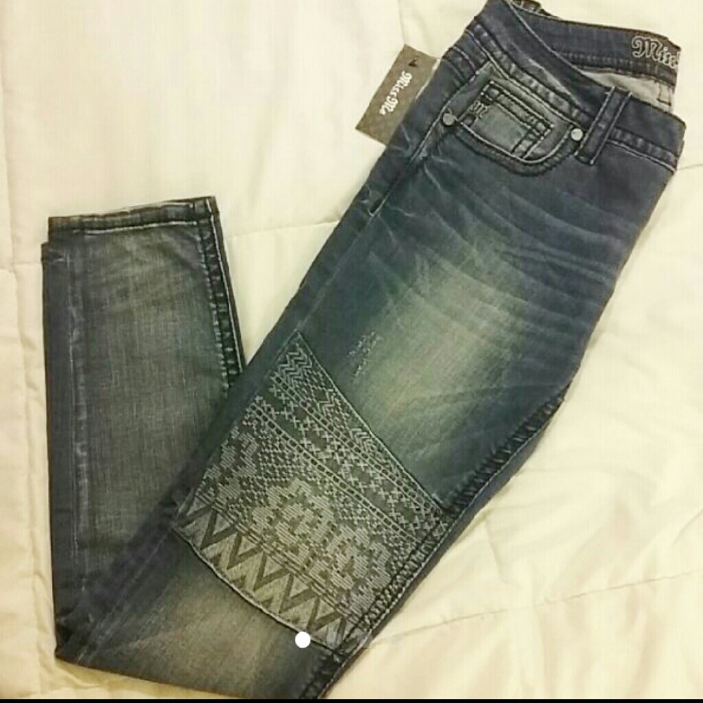 NWT cuffed style Miss Me size 27