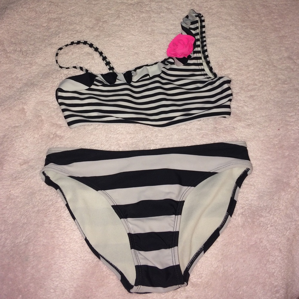 Cute b&w stripped bikini with pink flower!🌺🔲