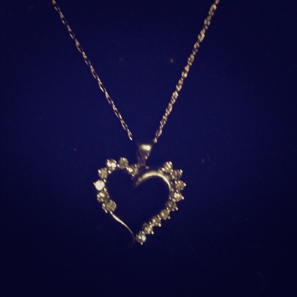 ~14k White Gold Diamond ❤️ Pendant~