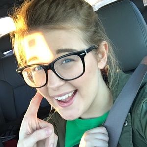 Meet your Posher, Alexis