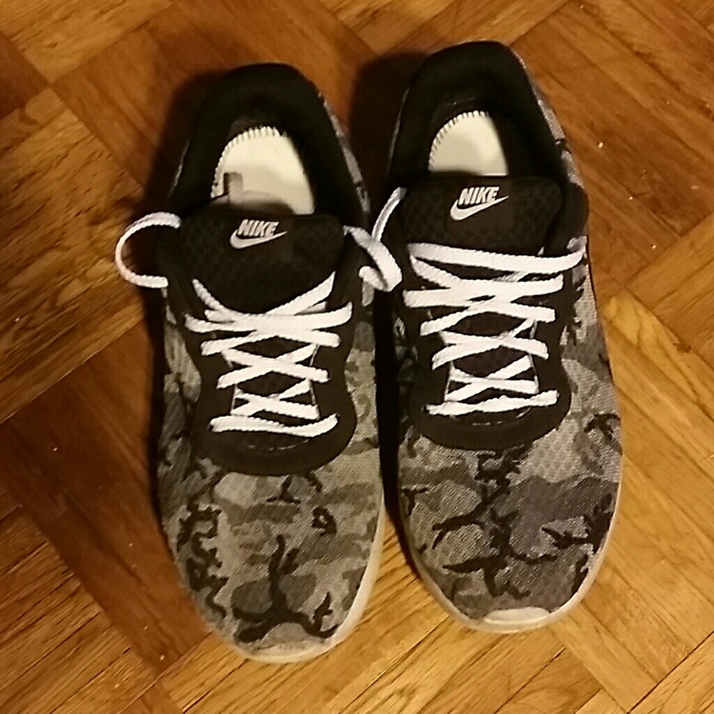 Nike Tanjun print camo running shoe