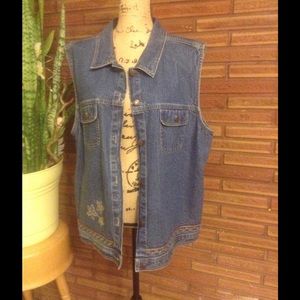 Adorable denim vest🌟✌️🌻