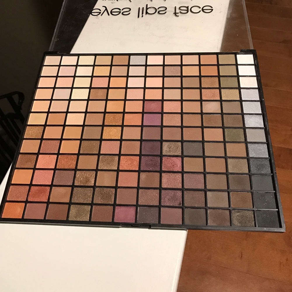 Eyeshadow palette