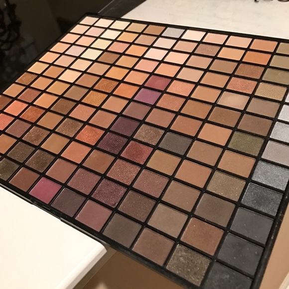 Eyeshadow palette - Picture 2 of 2