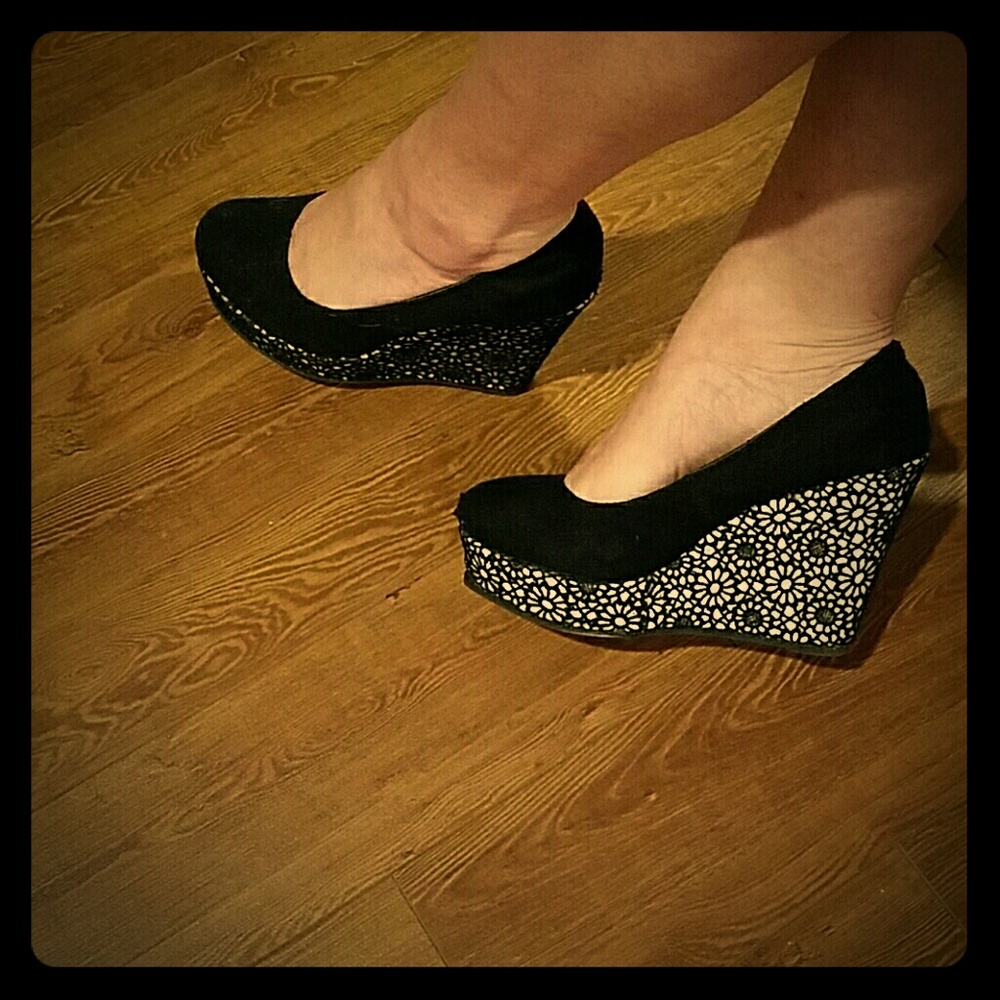 FLASH SALE Black Wedges