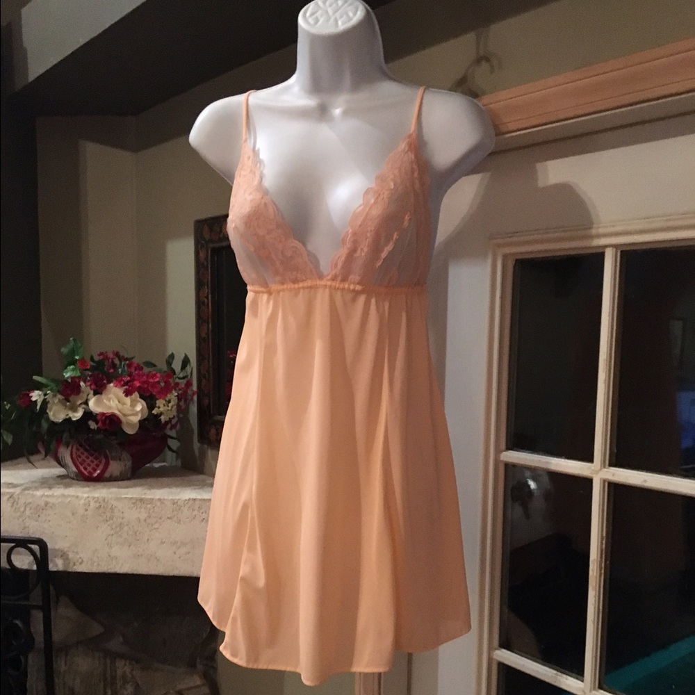 VINTAGE MADE IN CALIFORNIA APRCOT  LACE CHEMISE