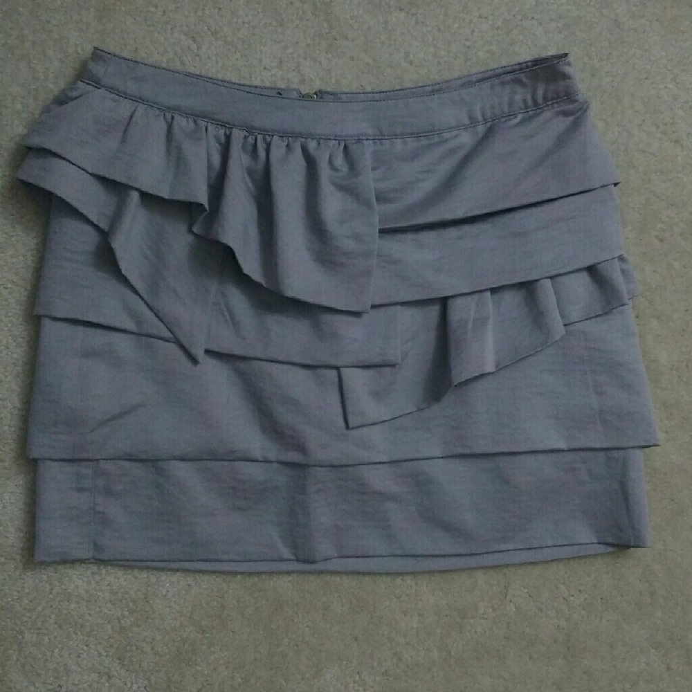 Mini off pleated grey skirt with exposed zipper