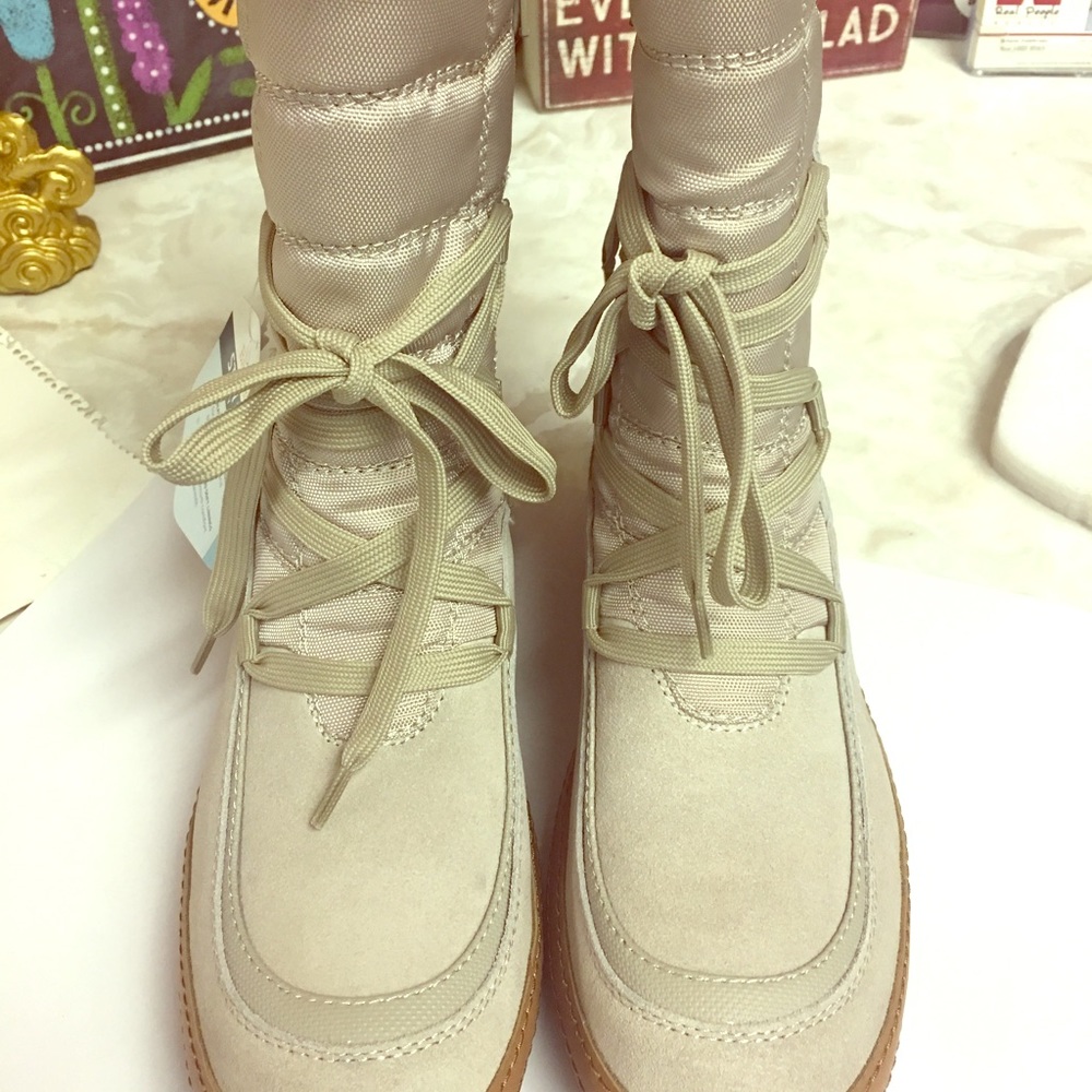 NWT Bare trap boots