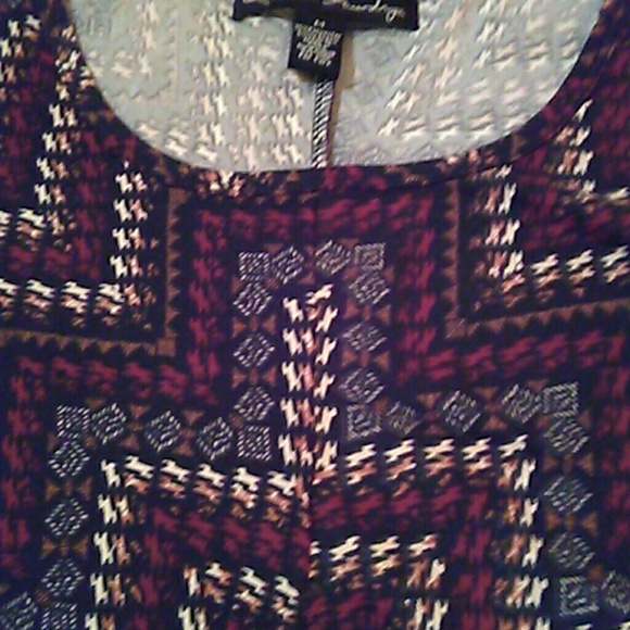 Cute top with asymmetric hemline - Picture 2 of 3