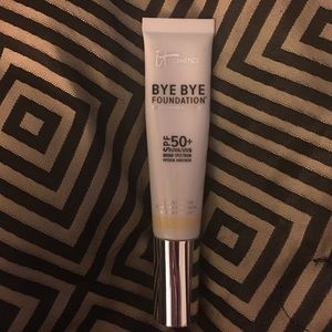 Itcosmetics "ByeBye Foundation" -Light
