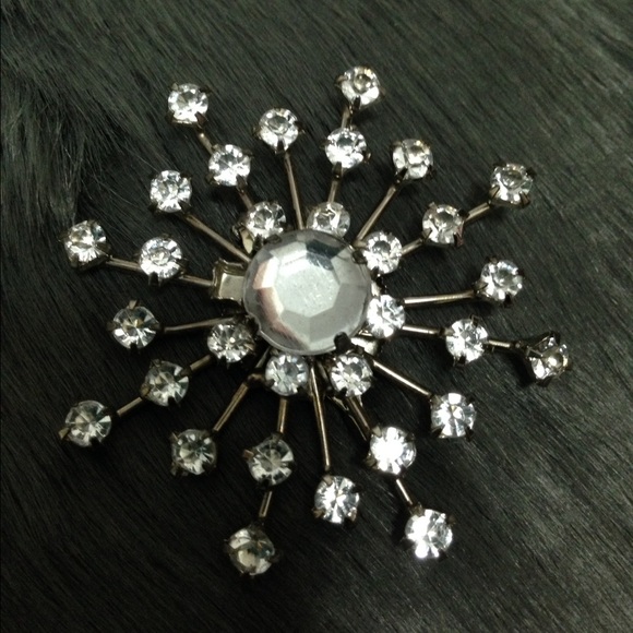 Jewelry - ☀️SALE☀️Snowflake brooch pin