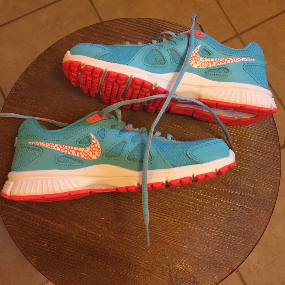 NWOT Nike women's size 7.5