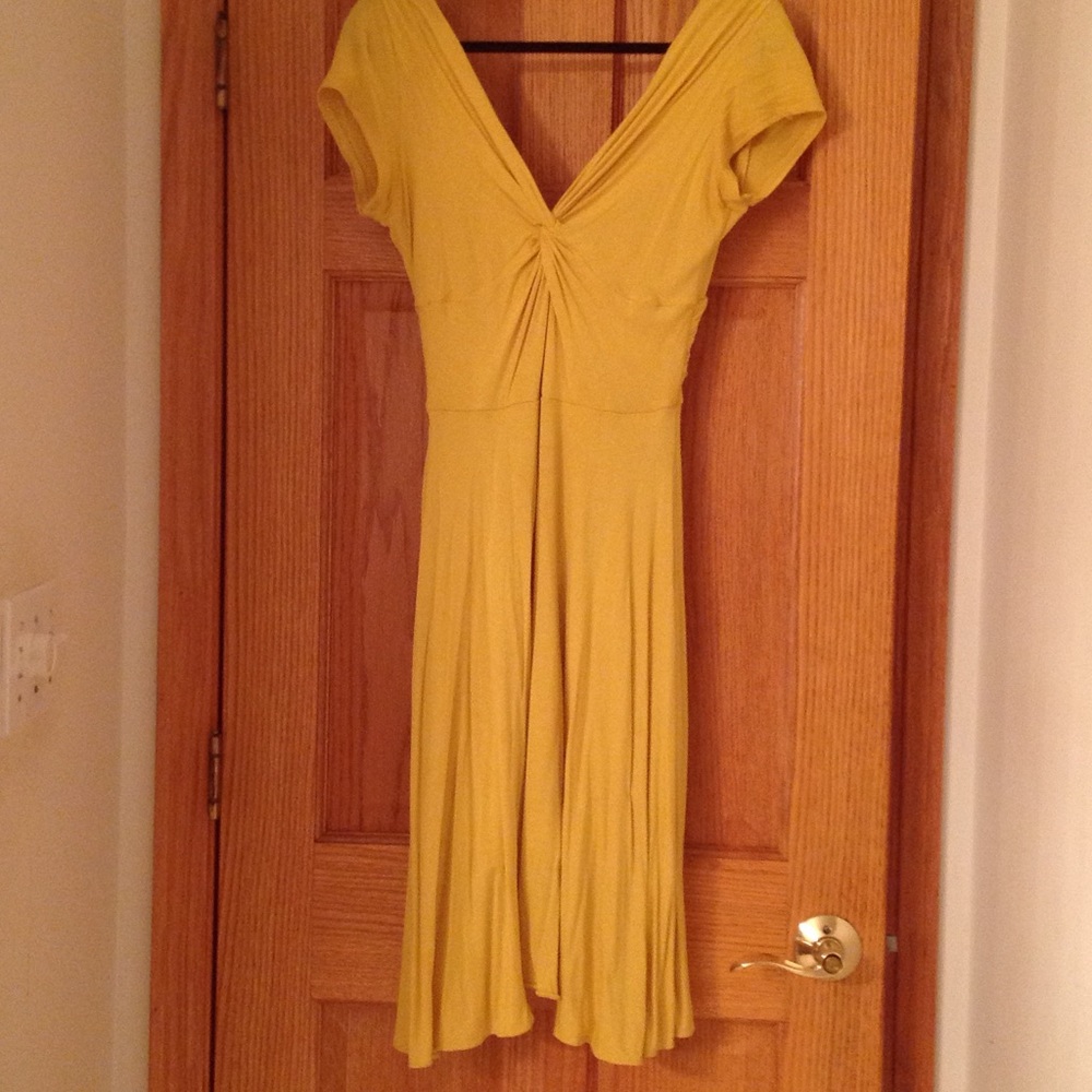 Beautiful yellow shape defining bcbg dress