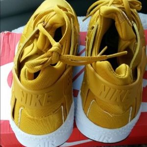 Nike Huarache size 8 bronze
