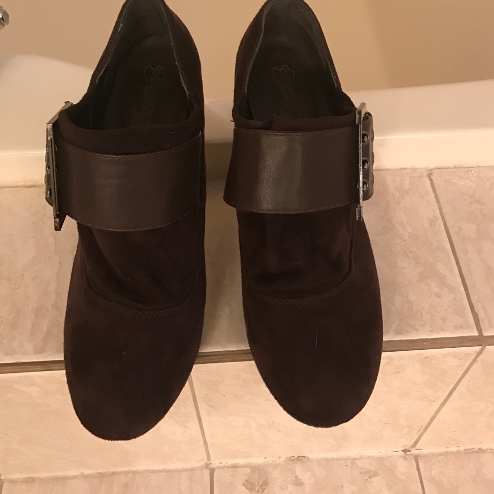 Dark brown suede 3.5" heel.