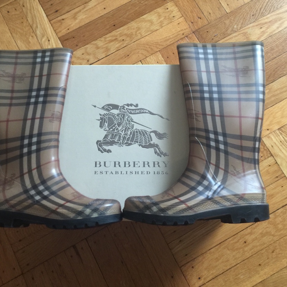 Burberry rain boots like new