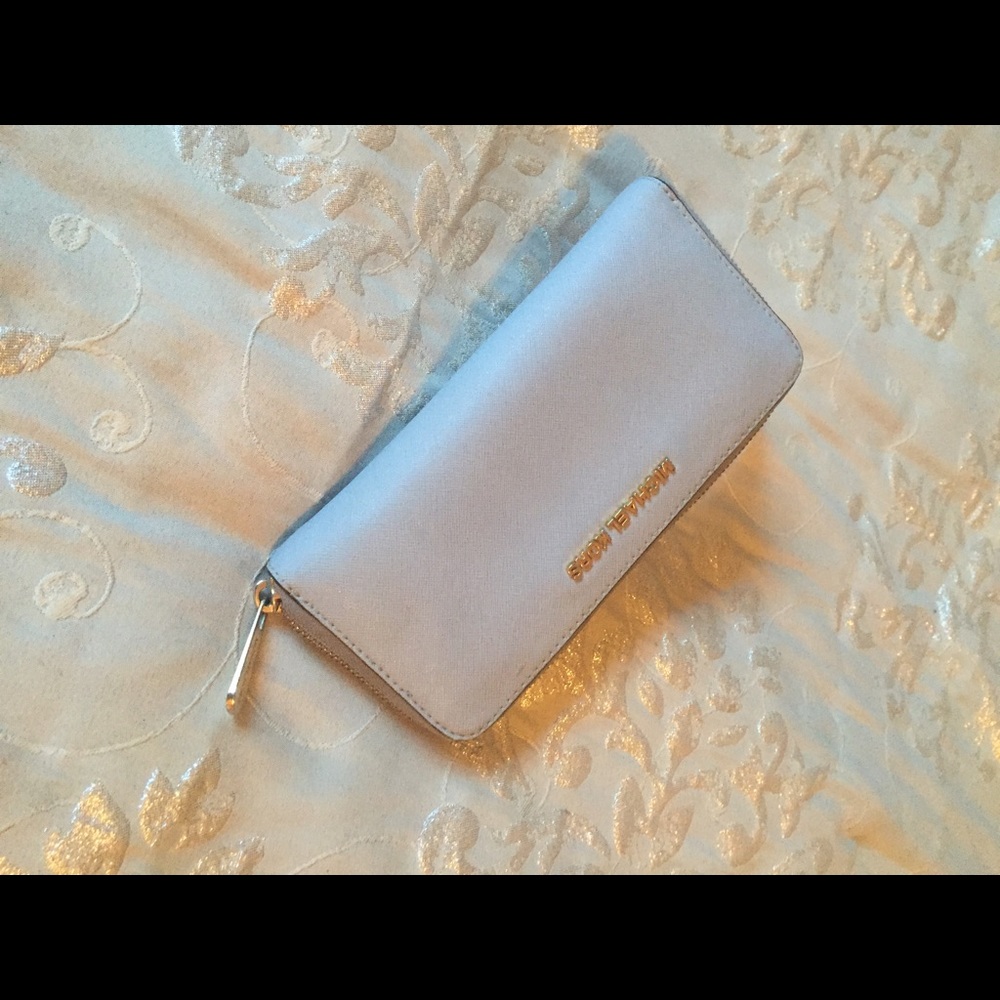 Michael kors large wallet lilac color