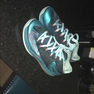 LeBron Nike Low Top Blue Shoes Sz 8.5