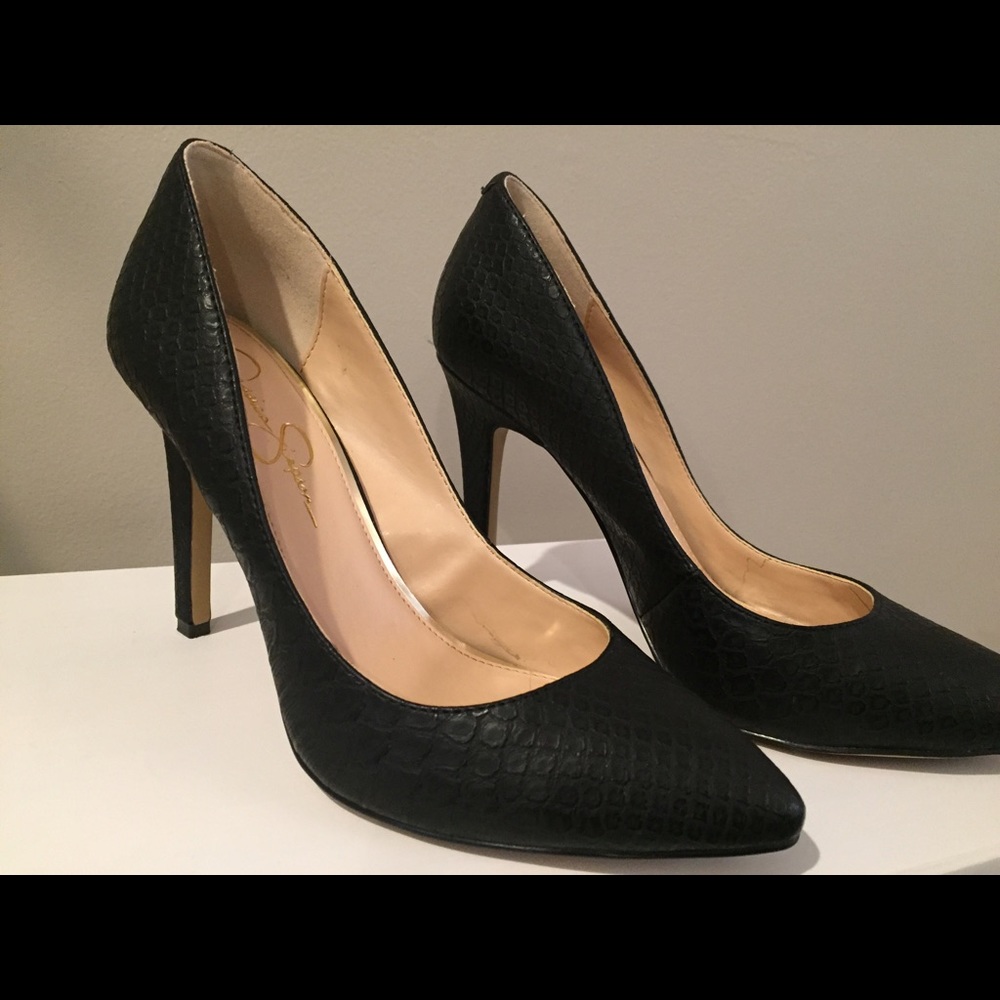 Jessica Simpson black pumps
