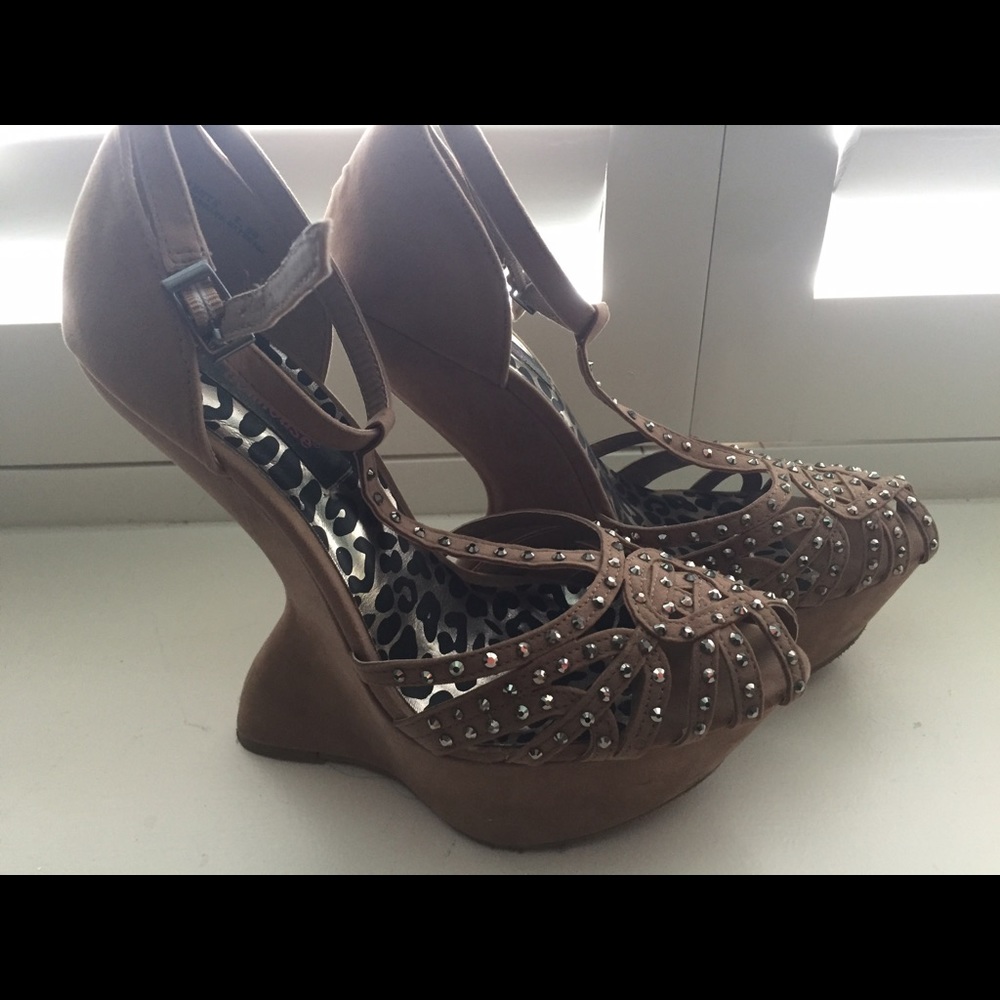 Dollhouse wedges
