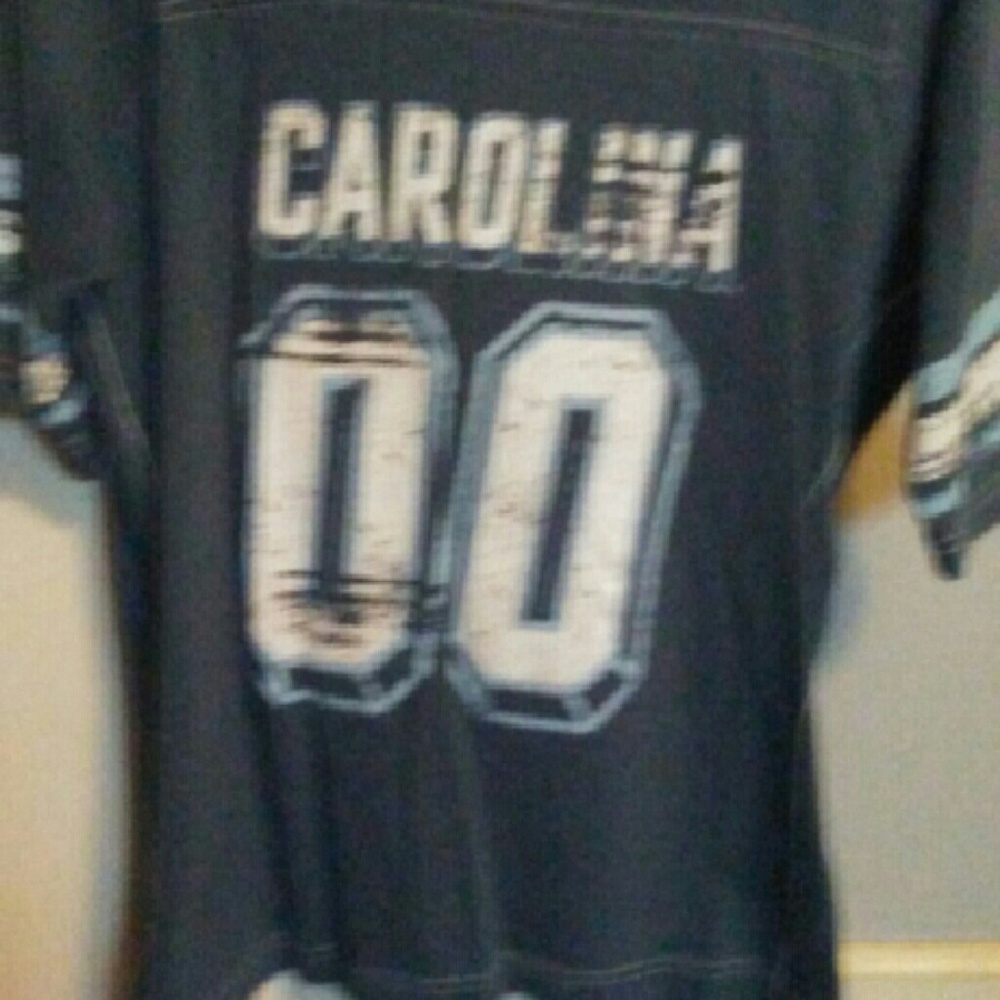 A blue UNC Tarheel shoet sleeved shirt.