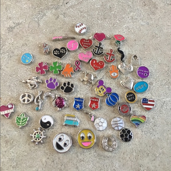 👑 Floating Magnetic Locket 👑 - Picture 3 of 4