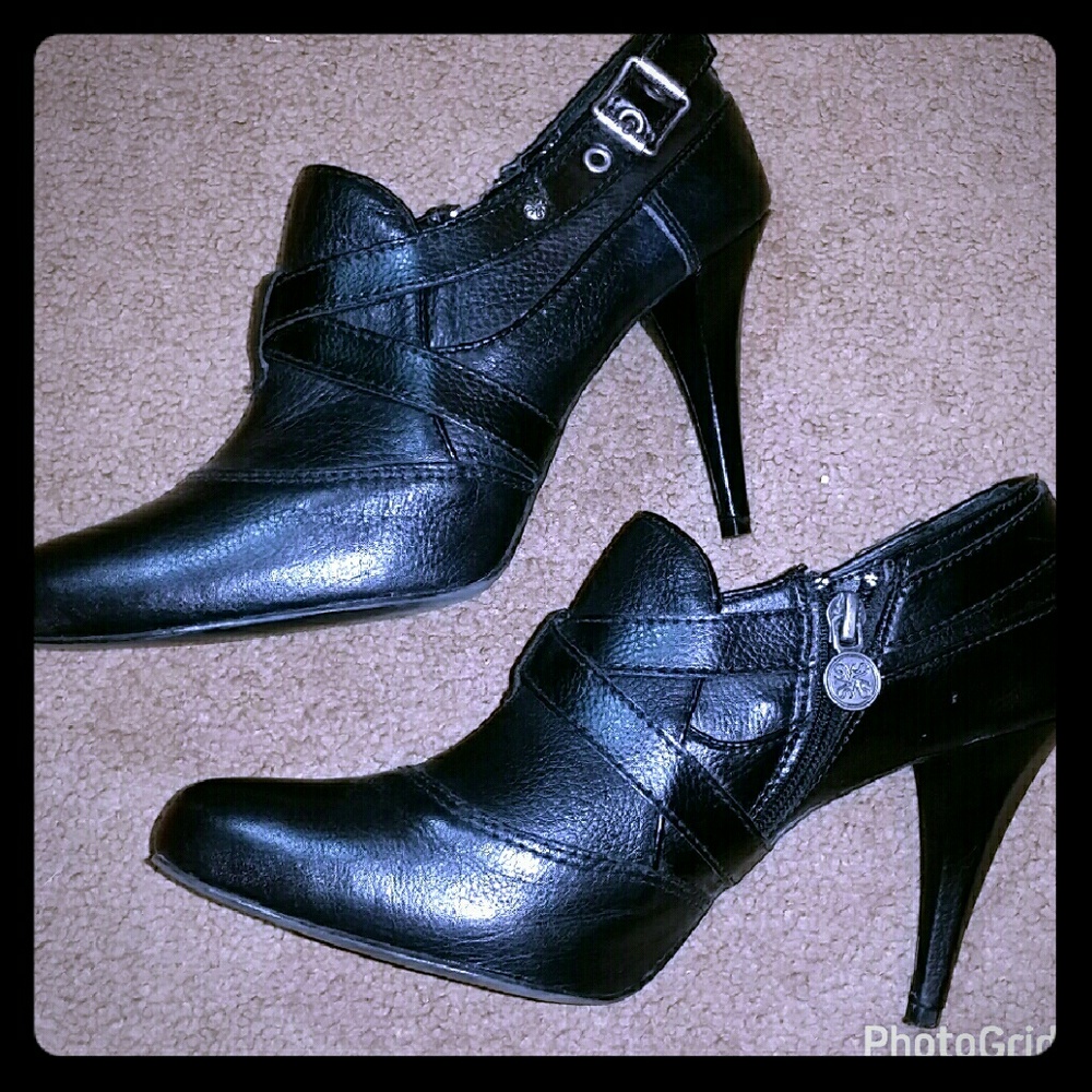 VERA WANG BOOTIES