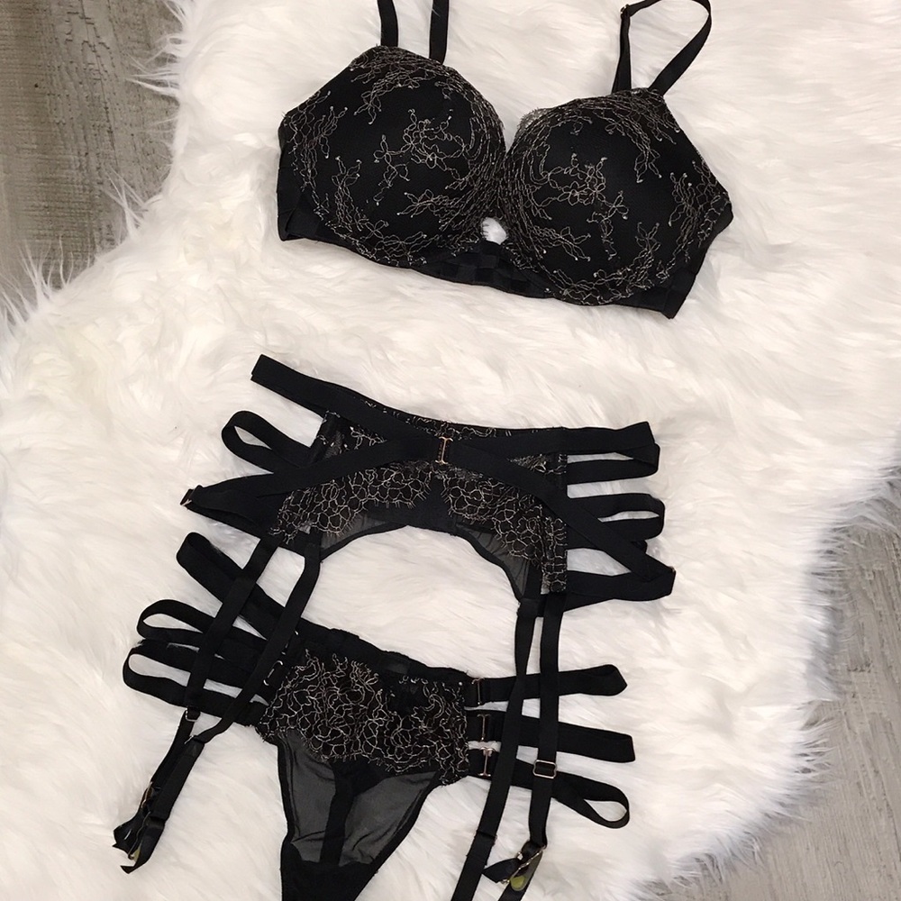 Victoria's Secret bombshell cagey set