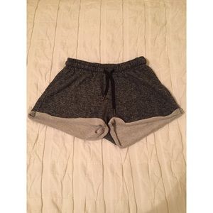 grey shorts