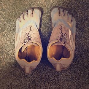 Vibrant 5 finger shoes