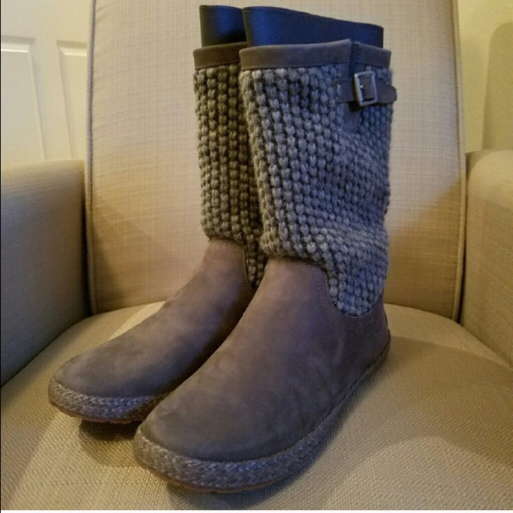 🗣SALE! Priced to sell! UGG Australia LYZA Boots.