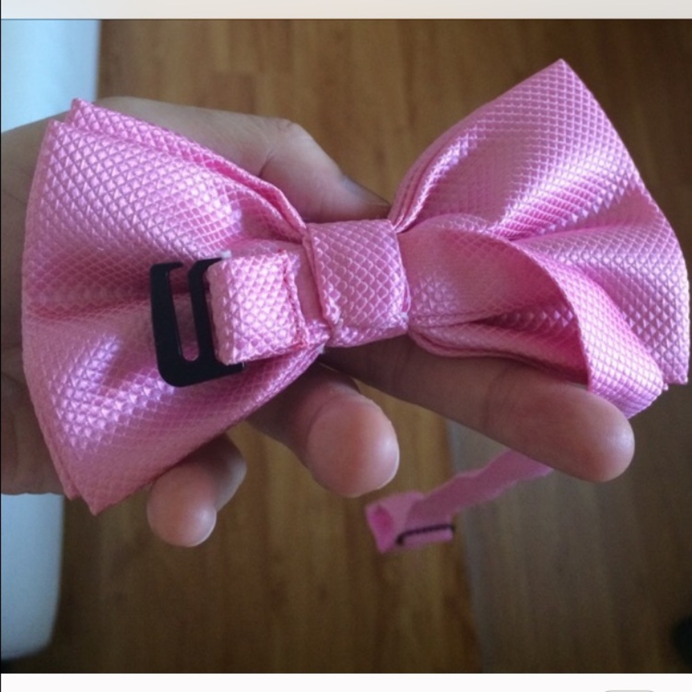 Fun pink bow tie!!! - Picture 4 of 4