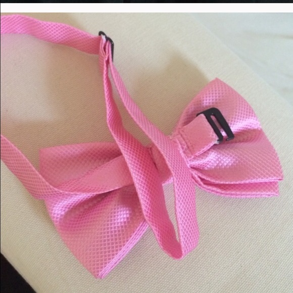 Fun pink bow tie!!! - Picture 3 of 4