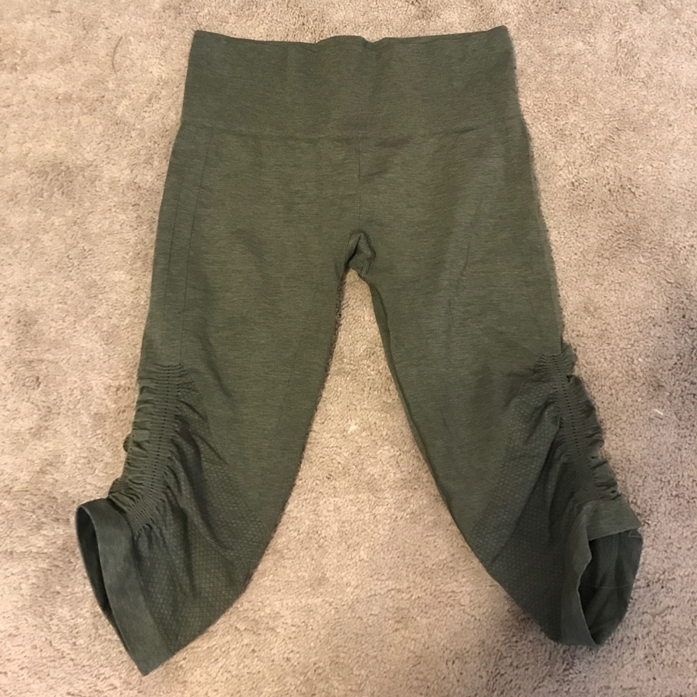 Lululemon green original ebb and flow crop