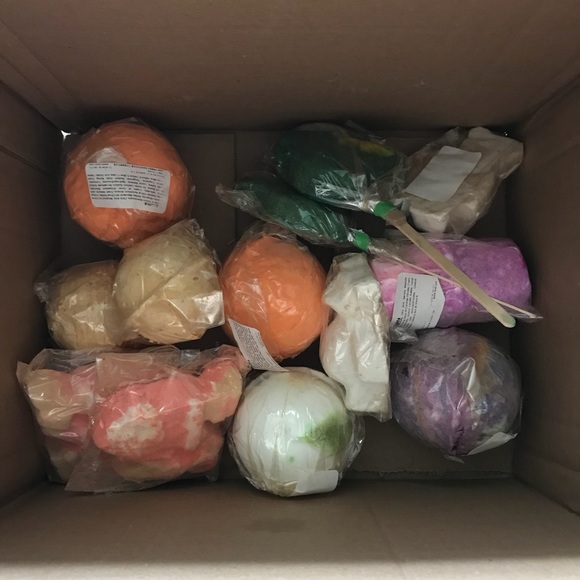 Lush Cosmetics Bundle Lot bath bomb shower gel - Picture 3 of 3