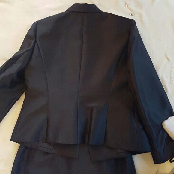 Tahari 2 peice suit - Picture 3 of 3