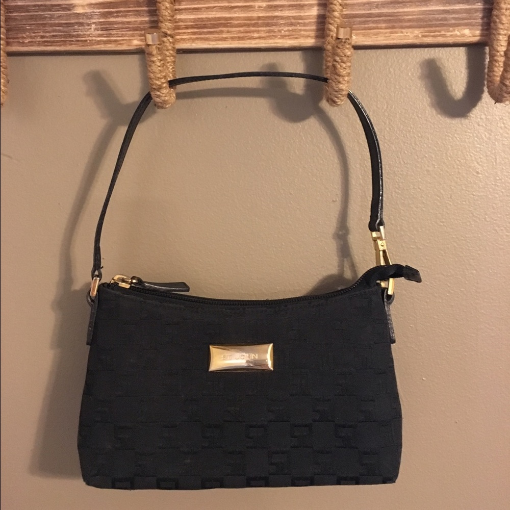 St. John pochette in black.