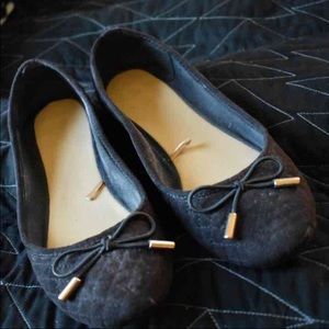 Black flat shoes