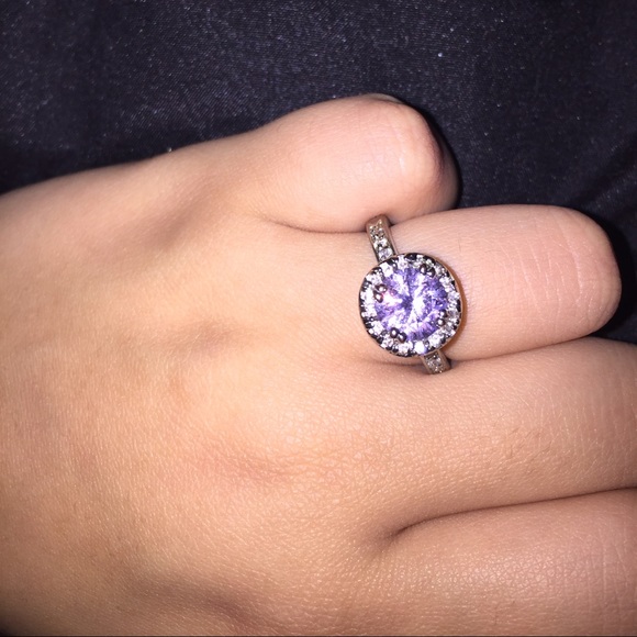Beautiful ring - Picture 1 of 2