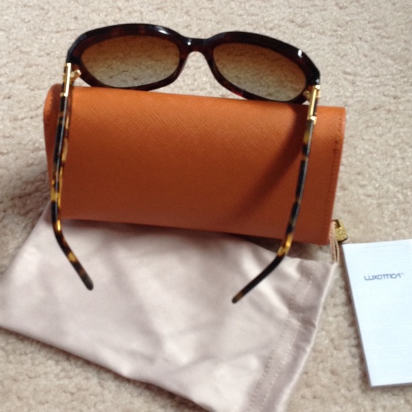 Authentic Tory Burch sunglasses ?