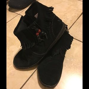 LAST PRICE DROP!! Ugg big kids fringe booties