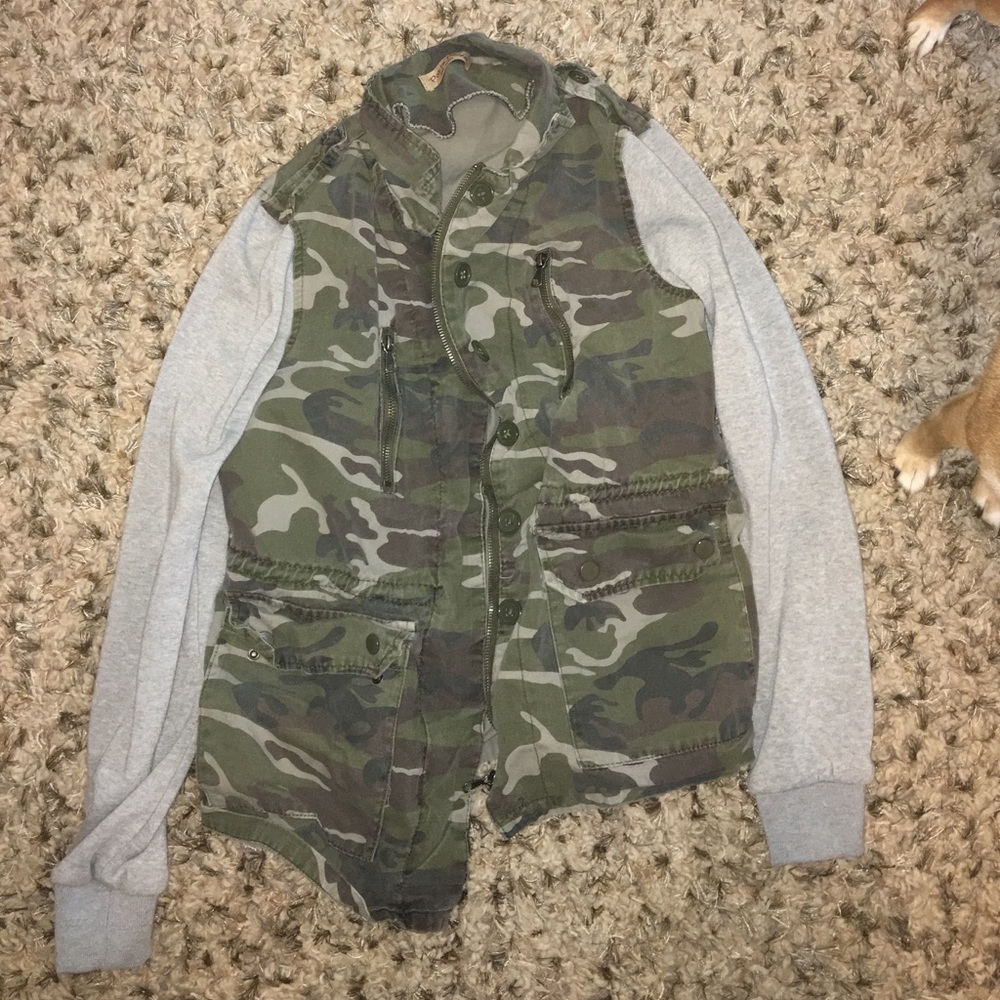 Camo print and gray sleeved jacket