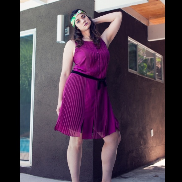 Trouvé ✨2 for 1✨Flapper Style Dress w/ Velvet Belt - Picture 2 of 5