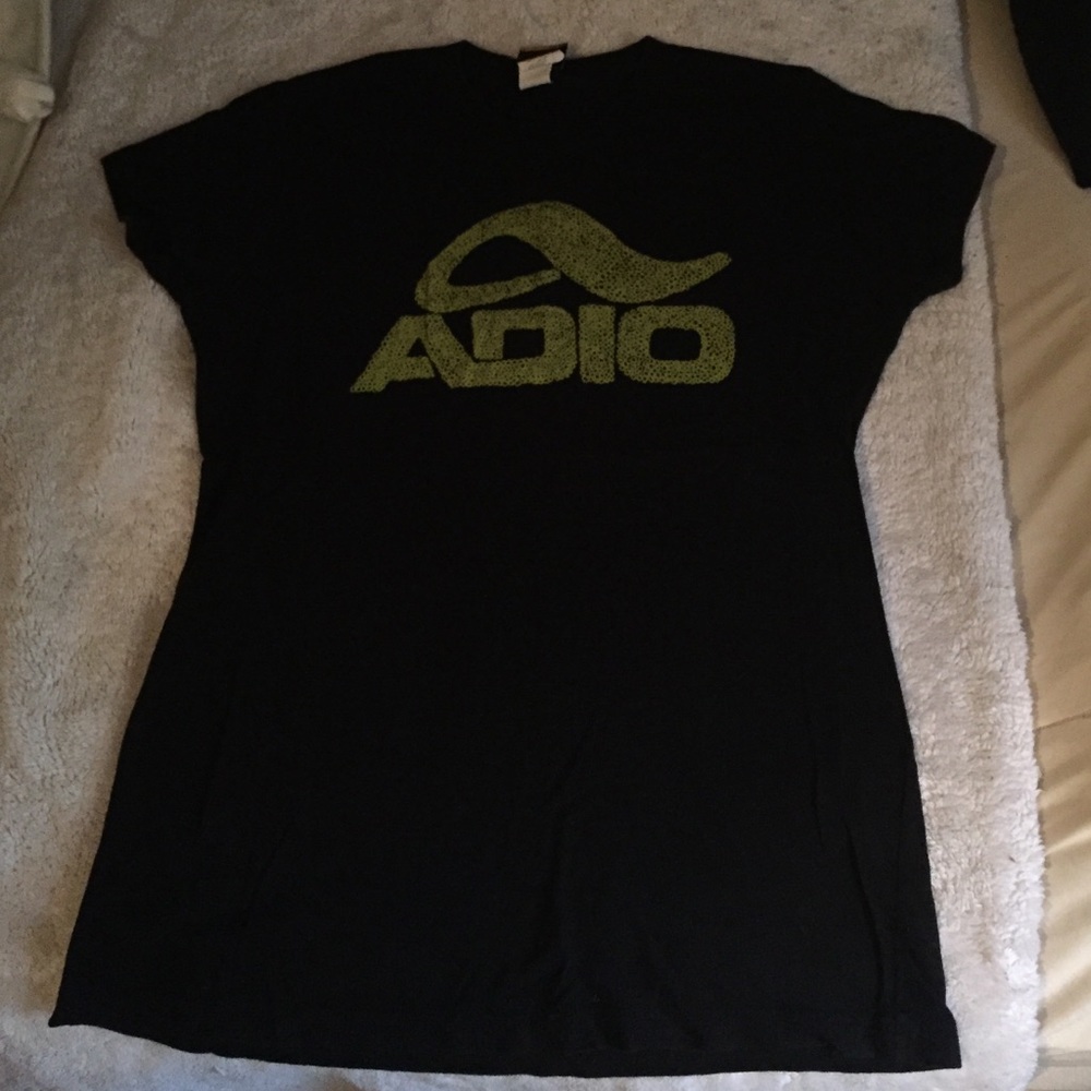 Black adio tee