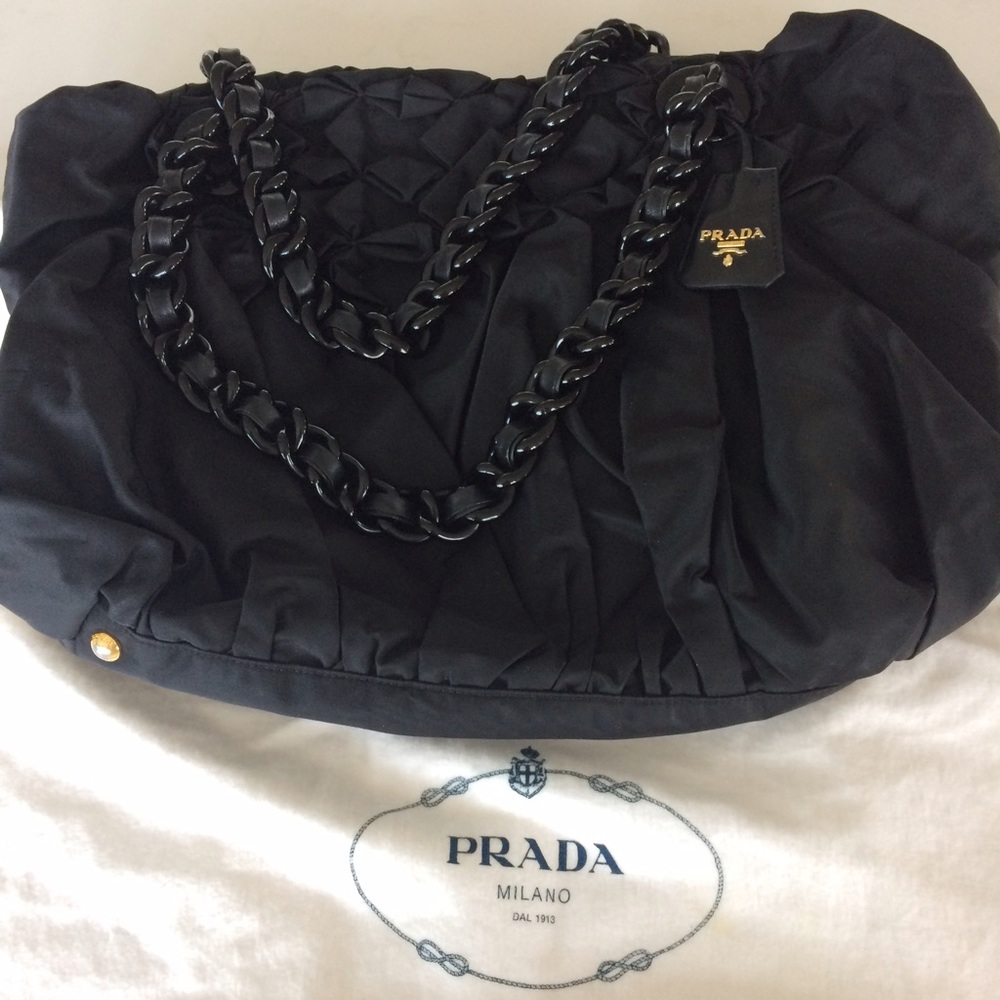 AUTHENTIC Prada handbag. Looks brand new!!!