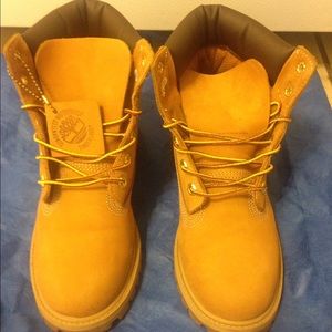 Boys Timberland Boots (Size 5.5) Pretty NEW