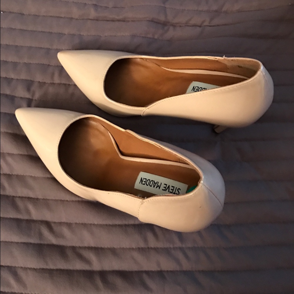 Nude pumps