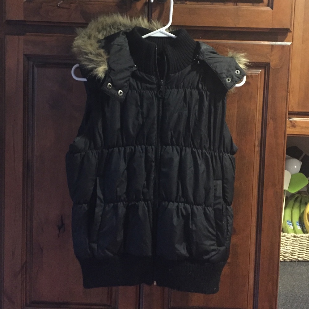 EUC Guess Jeans black Vest w faux fur lined hood
